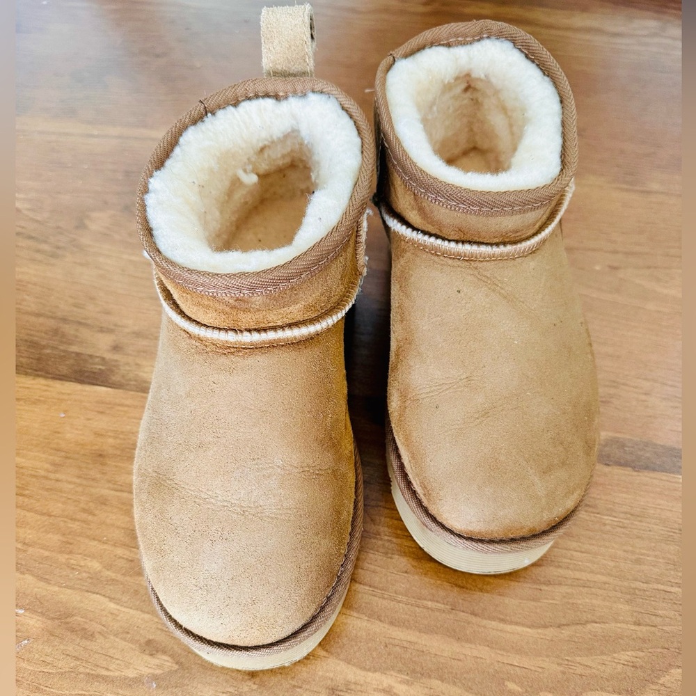 UGG - image 1